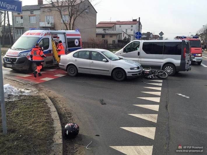 Wypadek motoroweru i dwóch samochodów osobowych w Przasnyszu