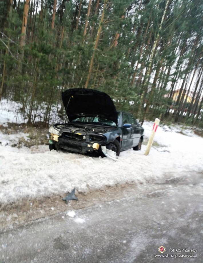 Kolizja samochodu osobowego w Zarębach