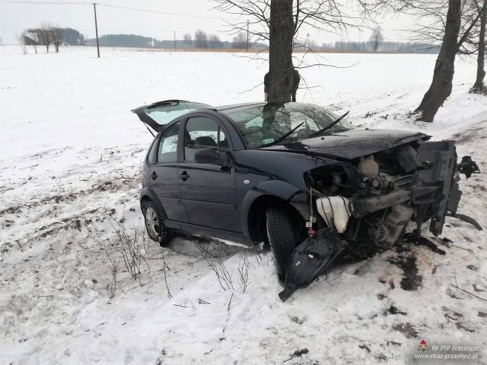 Uwaga – ślisko na drogach! Samochód osobowy uderzył w drzewo w miejscowości Cichowo