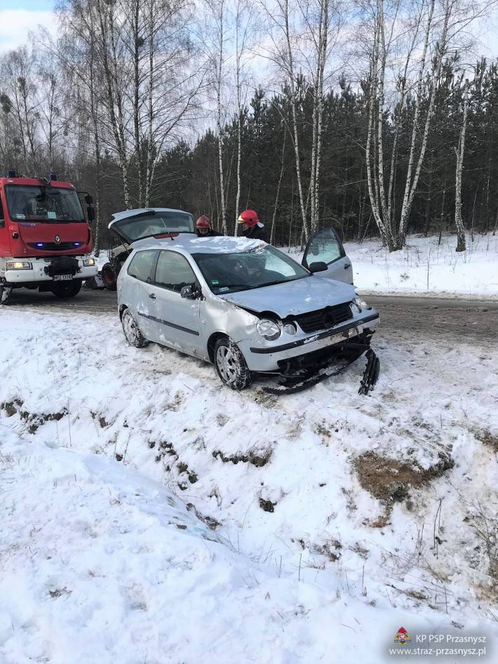 Uwaga – ślisko na drogach! Dachowanie samochodu osobowego w miejscowości Osówiec Szlachecki