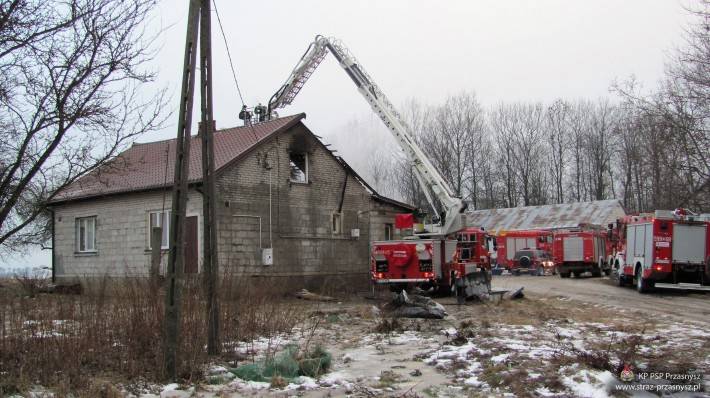 Pożar budynku mieszkalnego w miejscowości Pawłowo Poręba. 10-osobowa rodzina straciła dach nad głową.