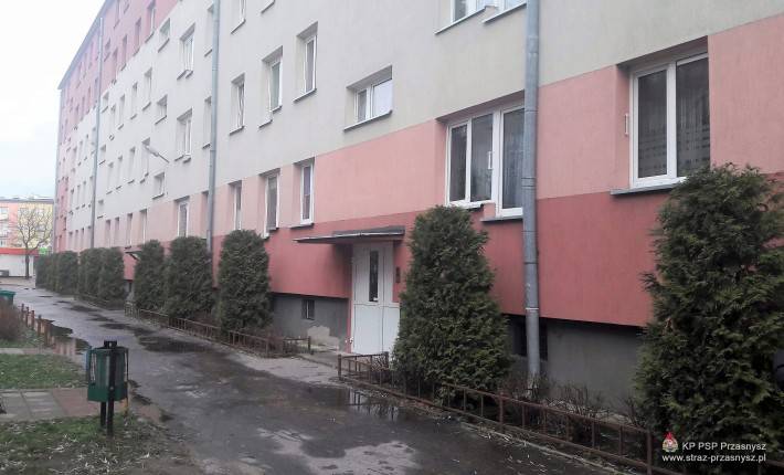 Pożar na klatce schodowej w budynku wielorodzinnym w Przasnyszu