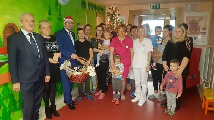 Starosta przasnyski odwiedził małych pacjentów szpitala powiatowego.