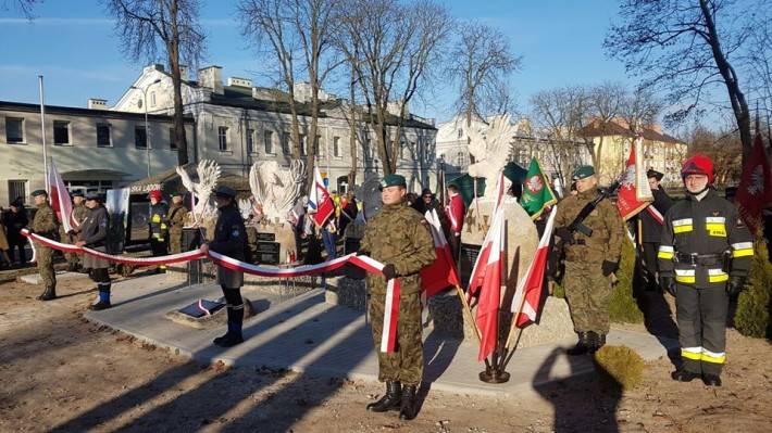 Przedstawiciele powiatu przasnyskiego na uroczystości odsłonięcia pomnika pamięci i chwały 