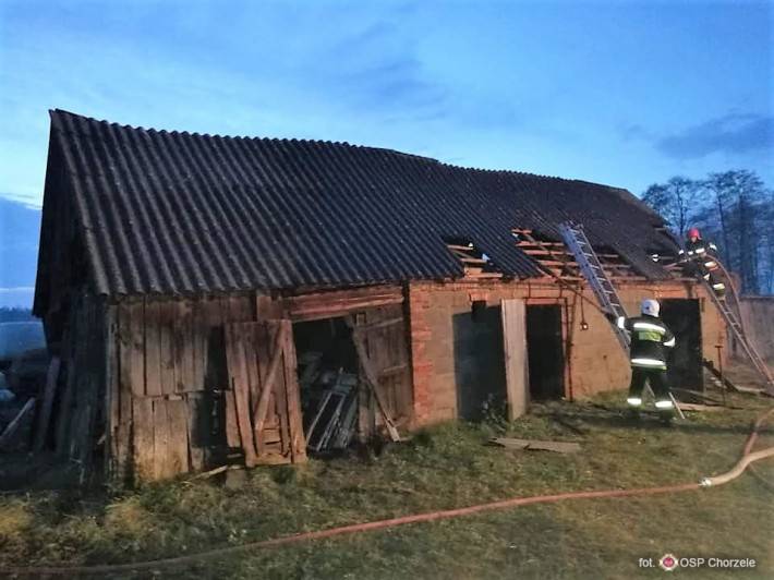 Pożar dwóch budynków inwentarskich w miejscowości Rzodkiewnica