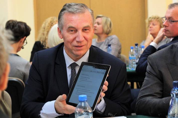 Nasz News: Głosowanie przez podniesienie ręki przechodzi do historii