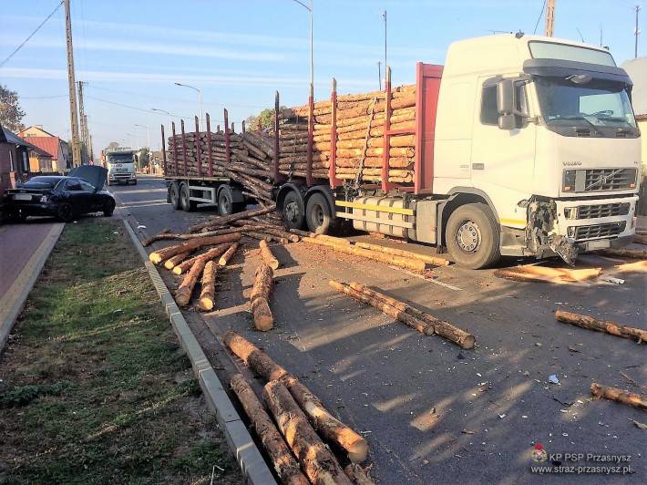 Kolizja samochodu ciężarowego z samochodem osobowym w Jednorożcu