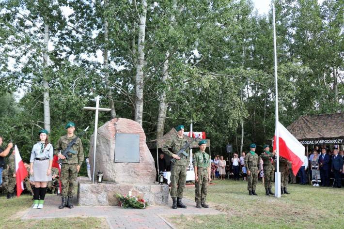 W HOŁDZIE BOHATEROM POLEGŁYM W WALKACH POD SARNOWĄ GÓRĄ W 1920 ROKU