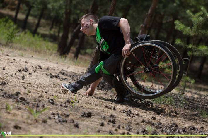 Robert Piotrowski z Krzynowłogi Małej na podium w ekstremalnym wyścigu Wheelmageddon