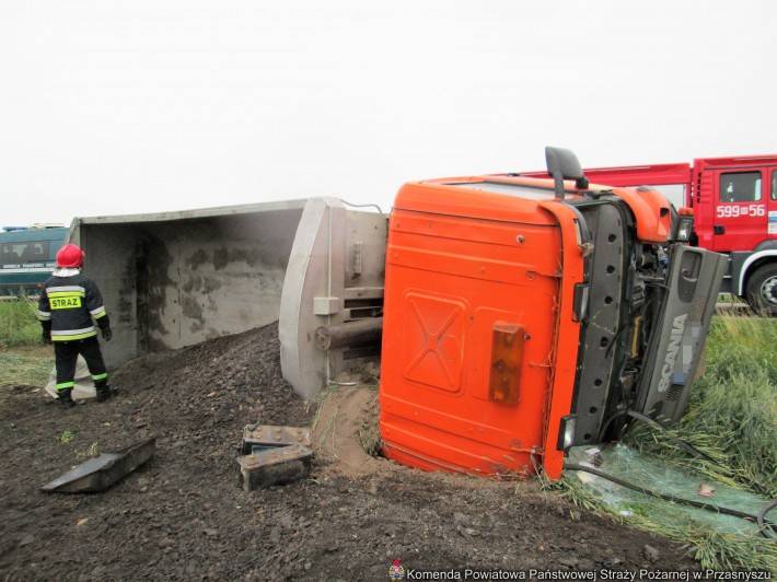 Wypadek samochodu ciężarowego w miejscowości Wężewo