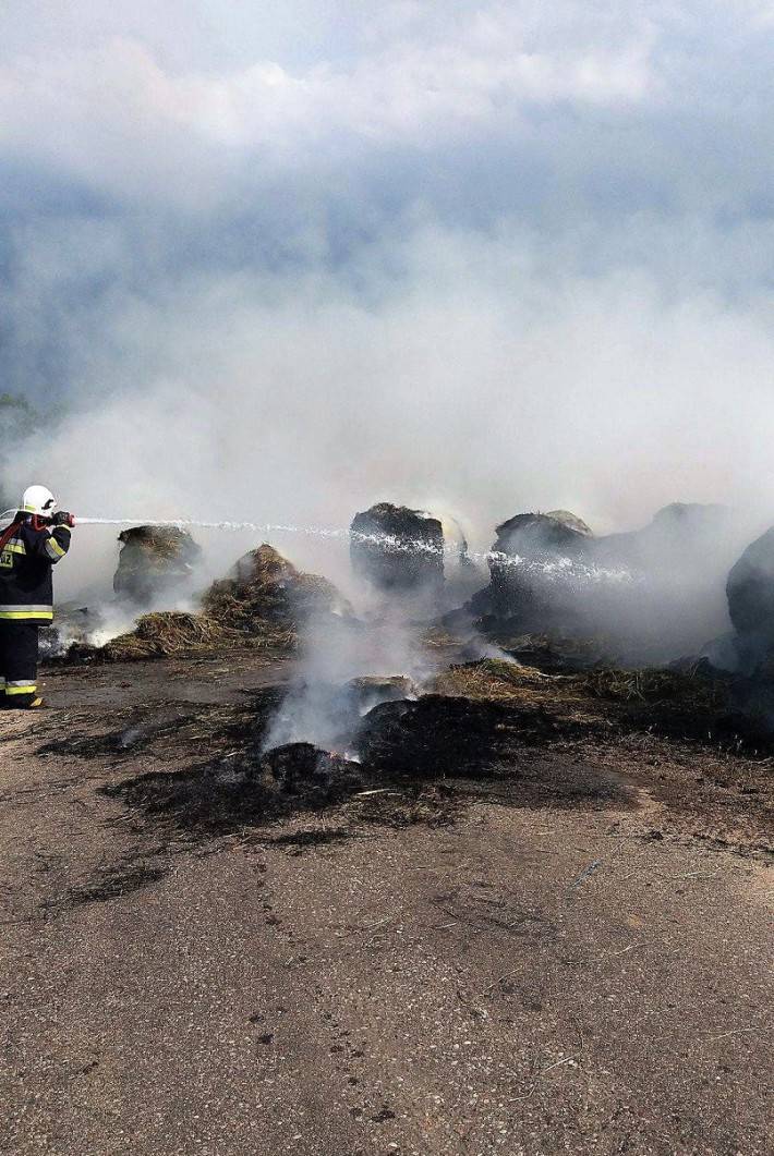 Pożar przyczepy rolniczej i bel siana w miejscowości Olszewka
