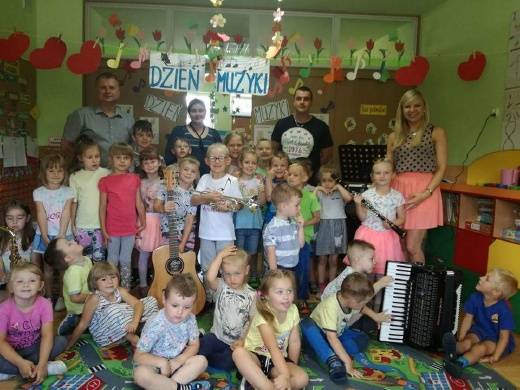 DZIEŃ MUZYKI W NIEPUBLICZNYM PRZEDSZKOLU SKRZAT