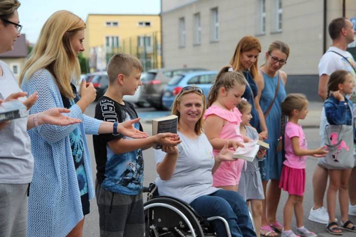 Mieszkańcy zainaugurowali przeprowadzkę Miejskiej Biblioteki