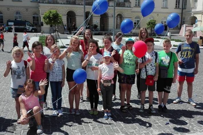 Uczniowie z Rostkowa świętowali Dzień Dziecka przy Wojewódzkim Urzędzie Mazowieckim