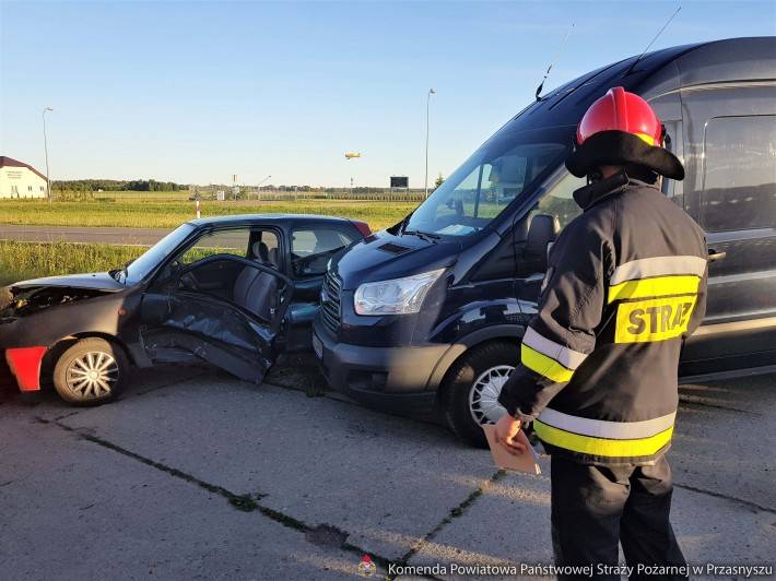 Kolizja samochodu osobowego z dostawczym w Karwaczu