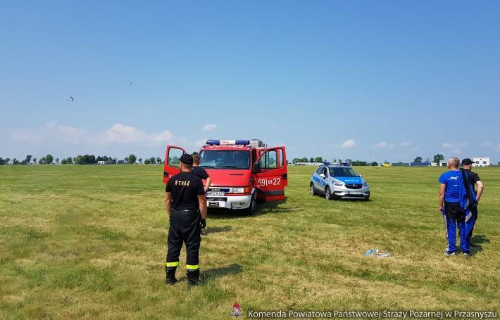 Upadek skoczka spadochronowego na płytę lotniska w Sierakowie