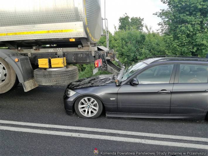 Wypadek samochodu osobowego z samochodem ciężarowym w miejscowości Mchowo