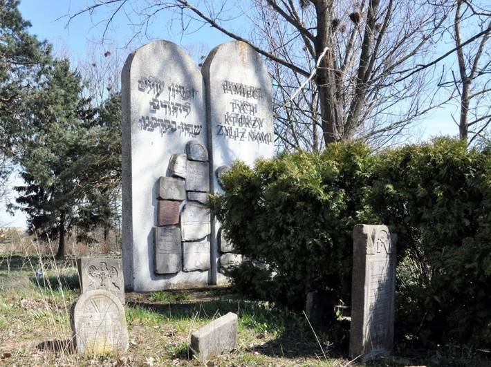 Zaniedbany przasnyski Cmentarz Żydowski