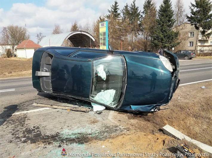 Wypadek samochodu osobowego w Przasnyszu