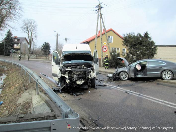 Wypadek samochodu dostawczego z osobowym w Czernicach Borowych
