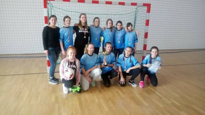 Dziewczęta z Jedynki i Chłopcy z Dwójki Mistrzami Powiatu w Halowej Piłce Nożnej