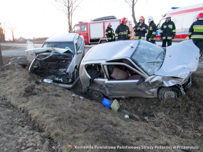 Wypadek dwóch samochodów osobowych w miejscowości Obrębiec