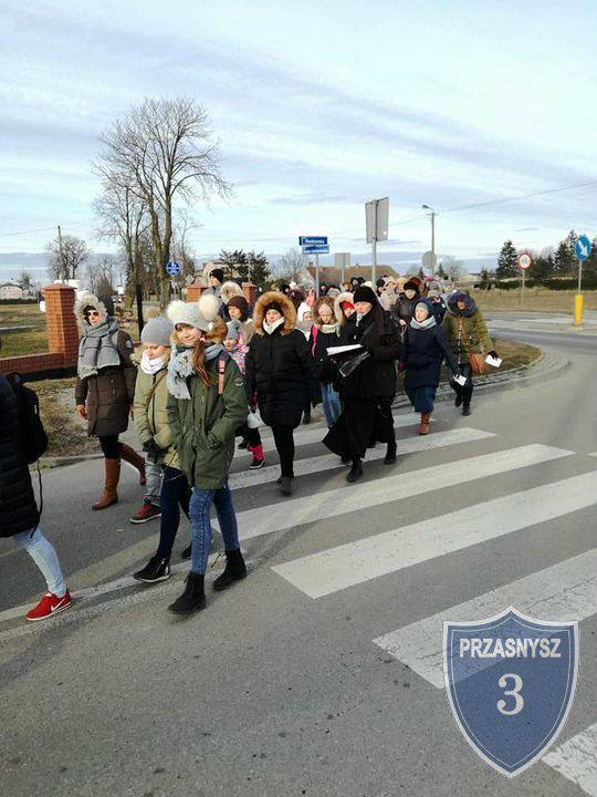 Zimowa pielgrzymka uczniów z 