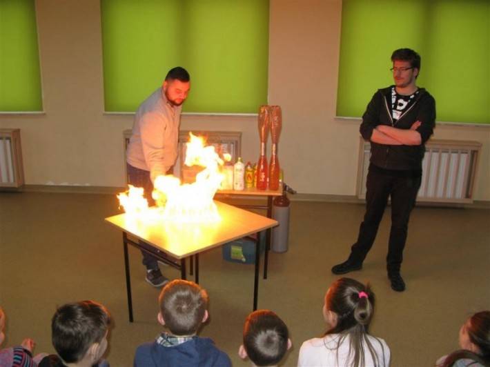 Pokaz doświadczeń fizycznych i chemicznych w Czernicach Borowych