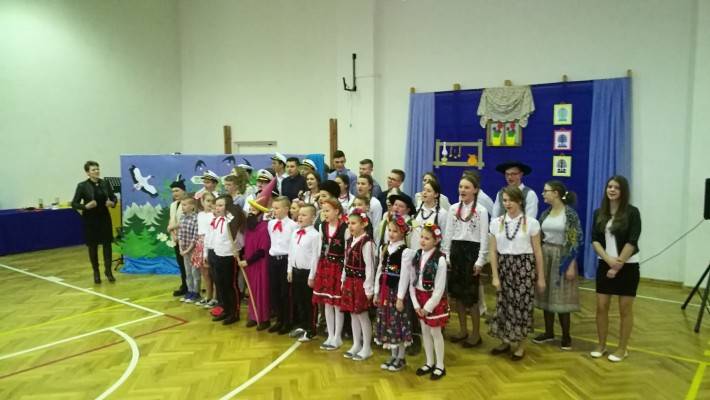 Czernice Borowe: Spektakl szkolny w Roku Jubileuszu Odzyskania Niepodległości