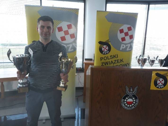 Rafał Bańka z pucharami sportu samochodowego
