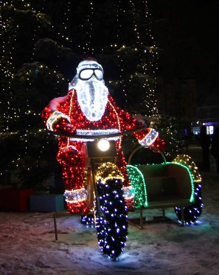 Wandale uszkodzili element iluminacji świątecznej na przasnyskim Rynku