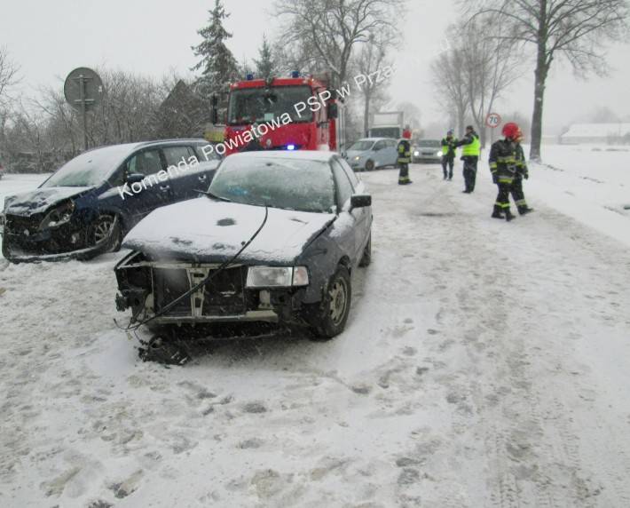 Kolizja dwóch samochodów osobowych w miejscowości Klewki