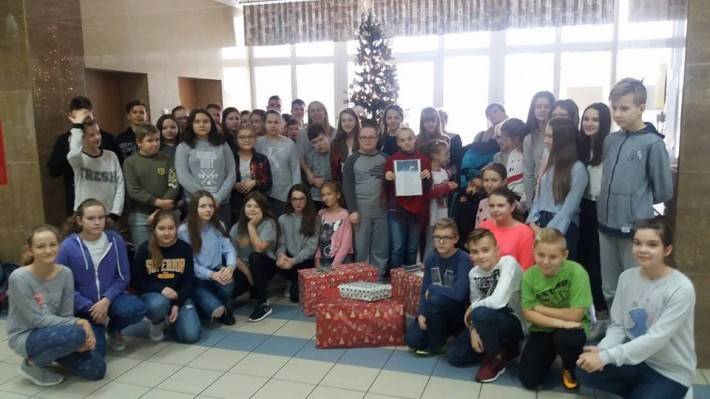 Świąteczne życzenia klas VI dla Fundacji ŚWIETLIK