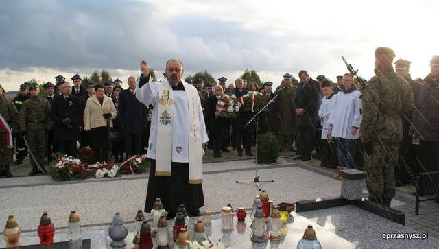 Święto Niepodległości i poświęcenie Grobu Poległych Żołnierzy w Węgrze