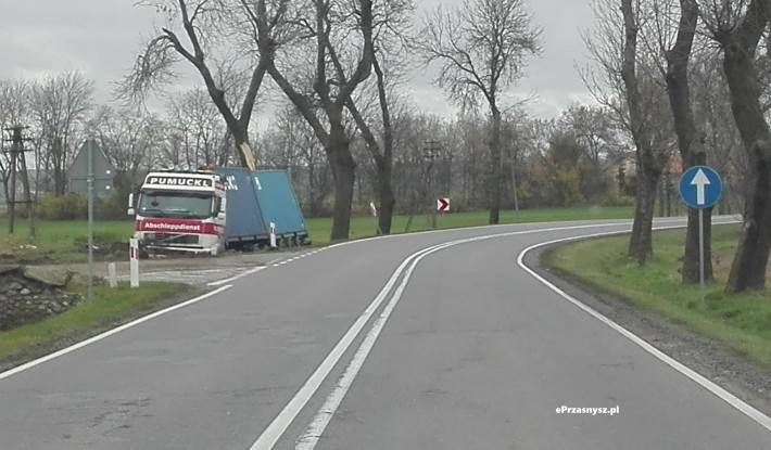 Z OSTATNIEJ CHWILI: Ciężarówką wjechał do rowu
