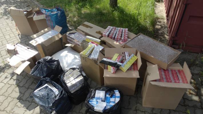 Policjanci zabezpieczyli blisko 215 tysięcy papierosów z przemytu