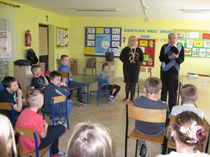 Spotkanie uczniów z emerytowanym nauczycielem historii w Czernicach Borowych