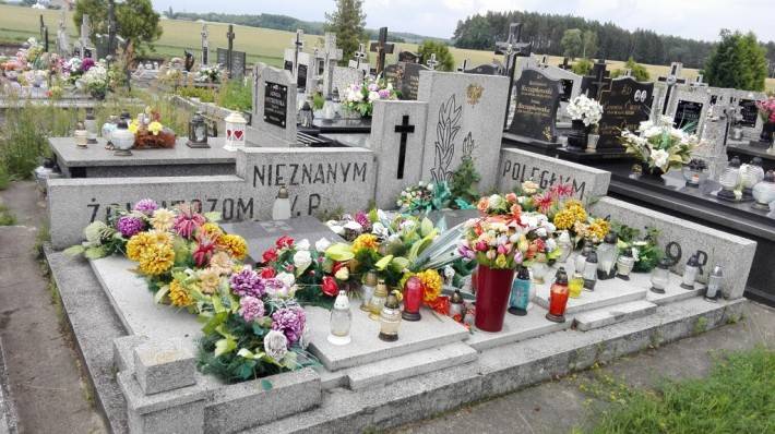 Czernice Borowe: Nieznanym Żołnierzom W.P. poległym w 1939r.