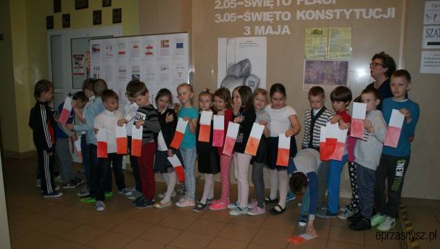 Pierwszaki poznawały flagę Polski (ZDJĘCIA)