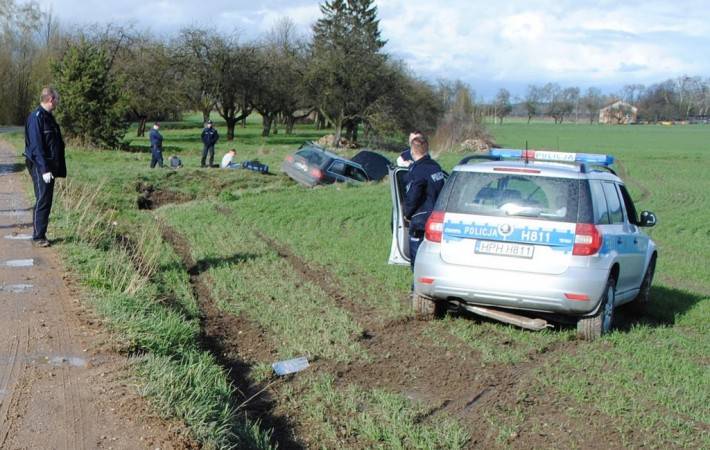 Uciekali z kontrabandą i staranowali radiowozy. Trafili do policyjnego aresztu