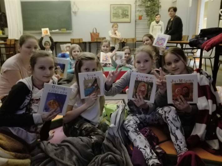 Nocne czytanie w szkole w Parciakach