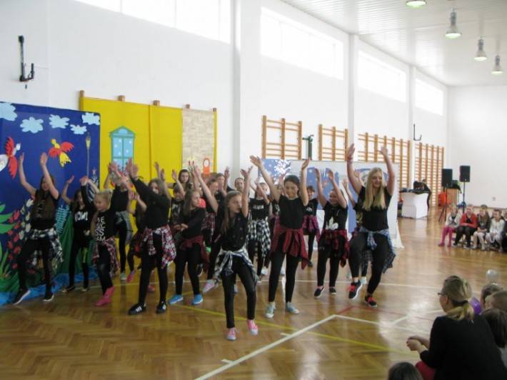 Choinka szkolna w Czernicach Borowych
