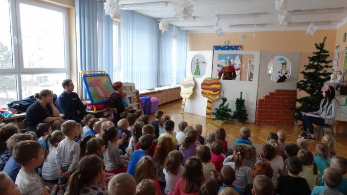 Policjanci i przasnyska grupa PATPort w Przedszkolu Nr 1 w Przasnyszu
