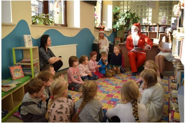 Mikołajkowe czytanie na dywanie w Miejskiej Bibliotece
