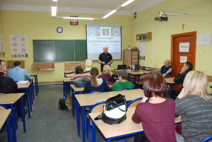 Szkolny Dzień Bezpieczeństwa Cyfrowego w LO im. KEN (ZDJĘCIA)