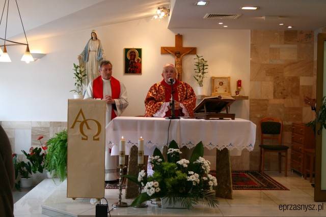 Tylko na ePrzasnysz.pl: Biskup modlił się za chorych oraz wszystkich pracowników służby zdrowia (ZDJĘCIA)