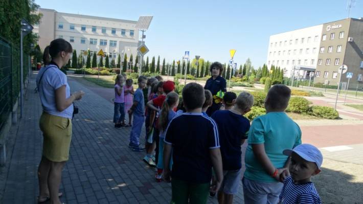 Policjanci spotykają się z najmłodszymi