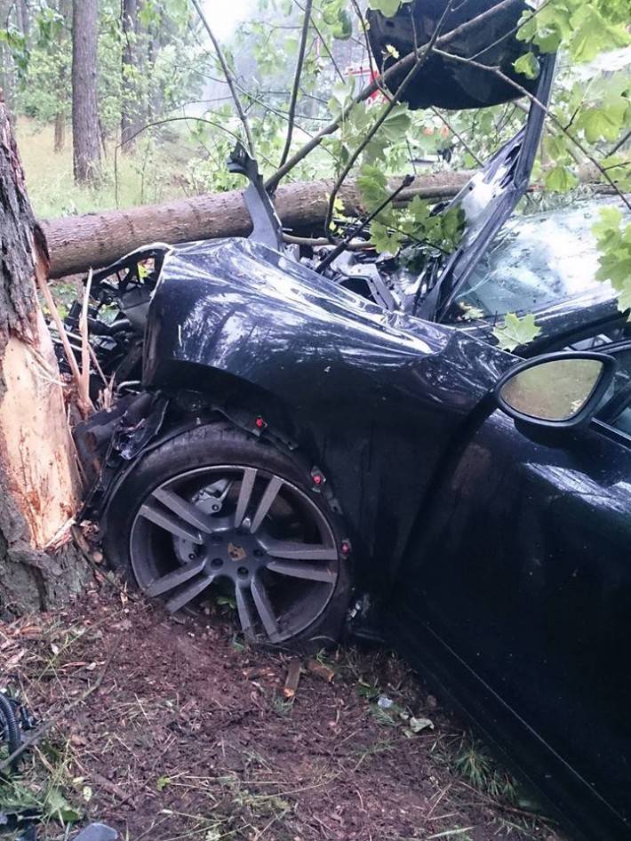 Zderzenie czołowe Porsche z drzewem (ZDJĘCIA)