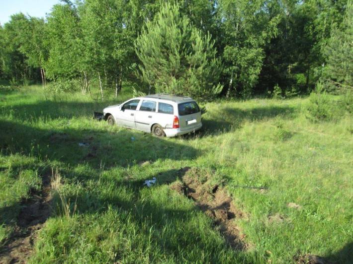 Dachowanie samochodu osobowego w Oględzie (ZDJĘCIA)