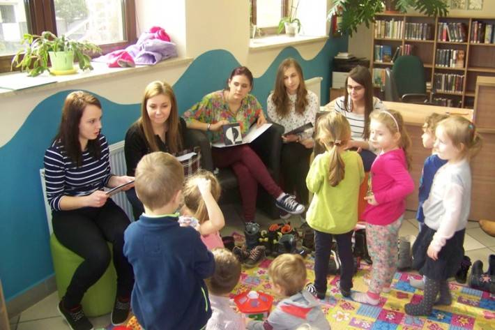 „Czytanie na dywanie” – z wizytą w Miejskiej Bibliotece Publicznej
